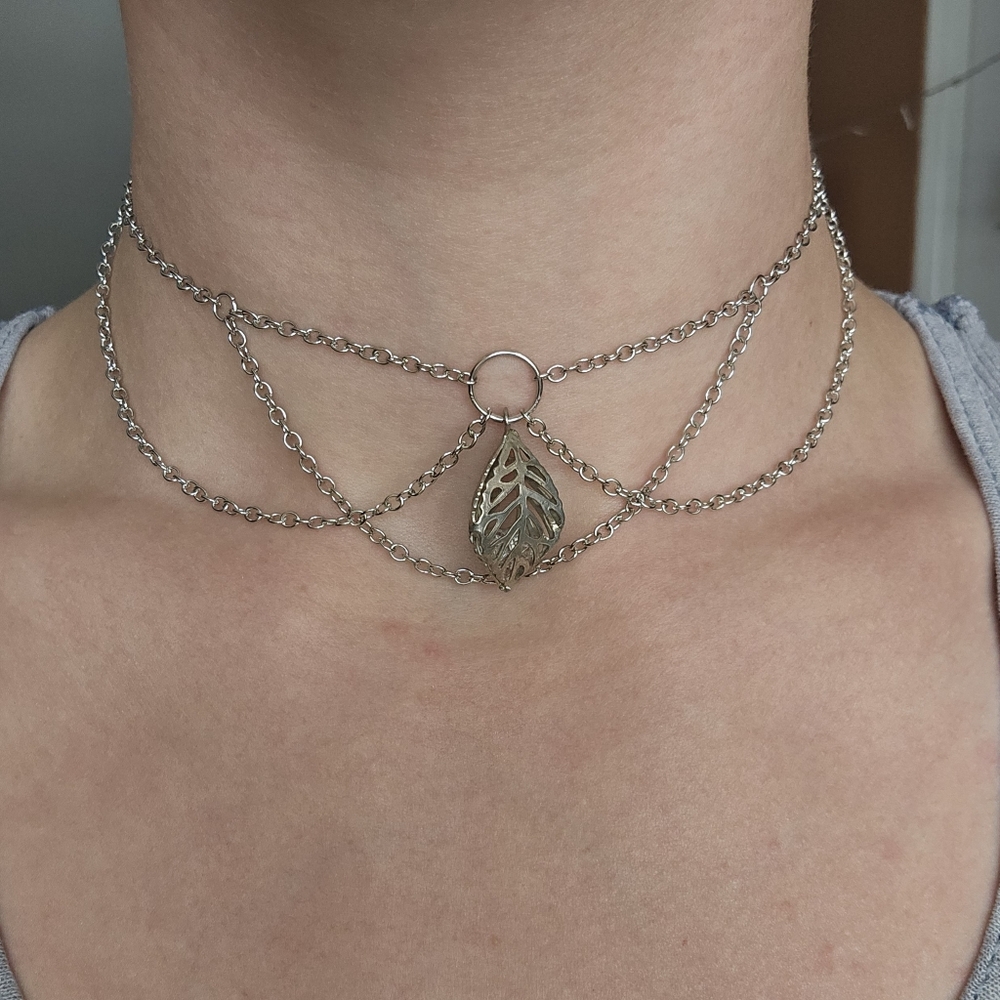 Intricate Silver Leaf Choker Necklace